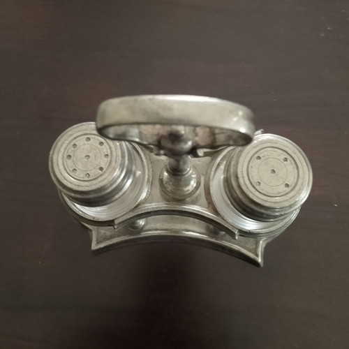 Vintage salt and pepper set like new with crystal containers and metal base