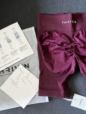Thrivin Elevate Sculpting Mid Waist Scrunch къси панталони нови XS Merlot