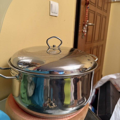 Stainless Steel Cooking Pot with Lid like new