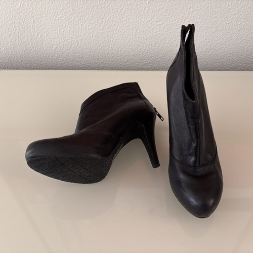Black leather ankle booties size 38 with stiletto heel like new