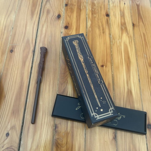 Harry Potter collectible wand like new with stand
