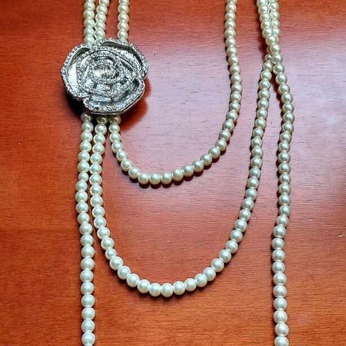 Vintage necklace with three rows of white pearls like new