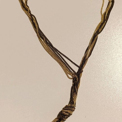 Difference necklace like new