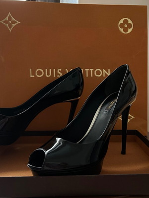 LOUIS VUITTON γόβες γυναικείες, τακούνι 12cm, Νο 39 καινούρια, αφόρετα. Μαύρο χρώμα λουστρίν.