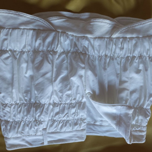 White mini skirt with ruffles, like new