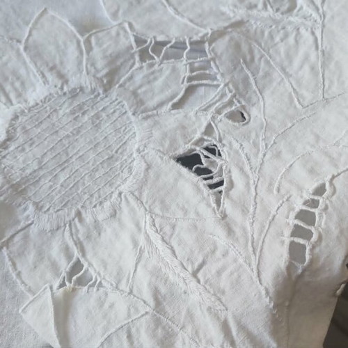 Vintage embroidered tablecloth 98x98 cm with cutwork and sunflower design like new