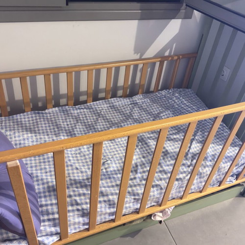 Baby crib like new with mattress and storage space