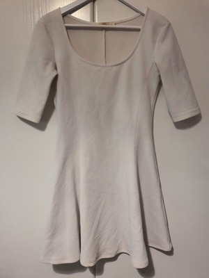 White mini dress with sleeves and round neckline like new, Bershka