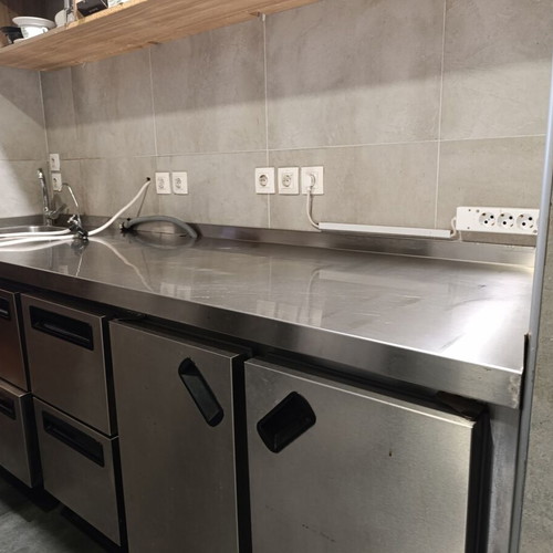 Refrigerated counter with 4 drawers, 2 doors, sink and ice compartment