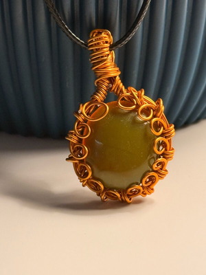 Χειροποίητο κολιέ με πράσινη πέτρα και χάλκινο σύρμα αφόρετο