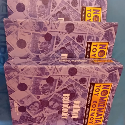 World Coins Collections like new, 3 binders with 75 issues