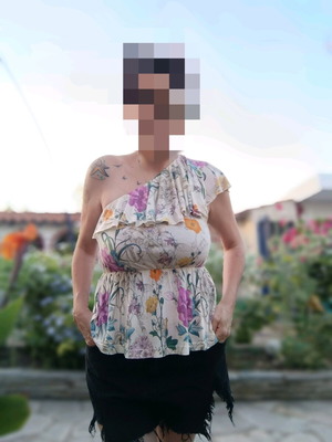 Floral one-sleeve blouse size M like new, multicolor H&M