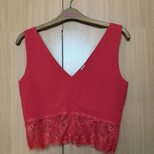 Lynne crop top like new, red, lace trim, size M