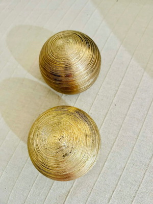Decorative balls like new, gold plaster, set of 2