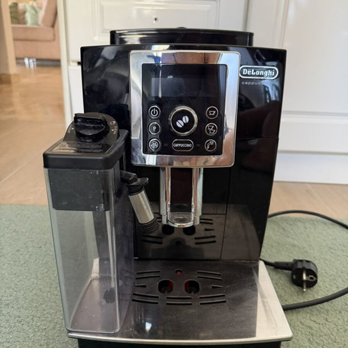 Delonghi Cappuccino Coffee Maker like new with five beverage options