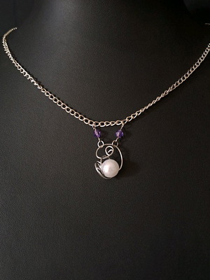 Necklace with pearl and purple crystals like new
