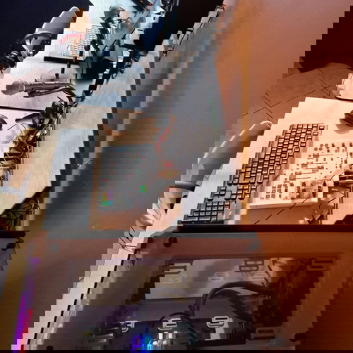 Ραδιοφωνικός ιντερνετικός σταθμός με εξοπλισμό και ιστοσελίδα σε λειτουργία