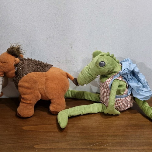 Plush dolls like new