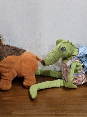 Plush dolls like new
