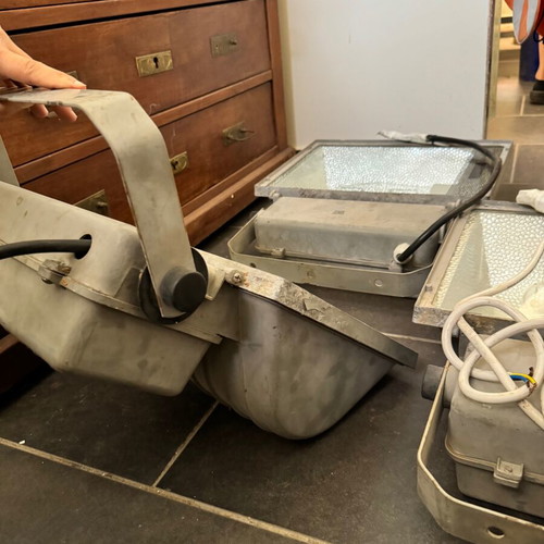 Floodlights used, pack of 3, dimensions 30x42