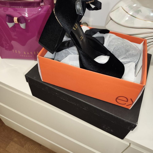 Exe velvet pumps with strap, like new, black