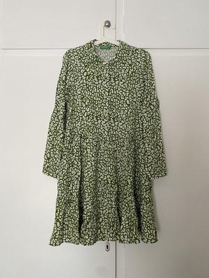 Green leopard dress United Colors of Benetton new, fits M/L