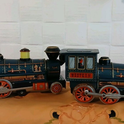 Western Trade Mark Modern Toys used, set of 2 pieces
