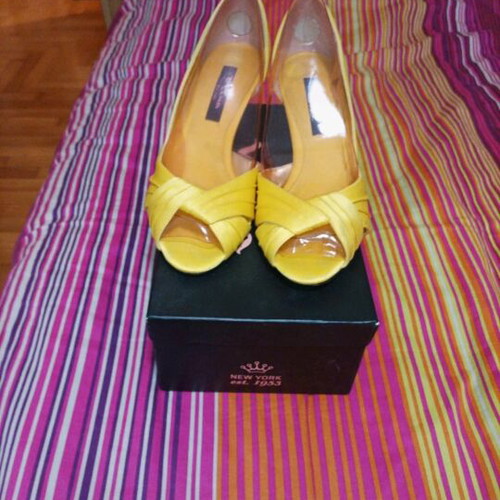 Women's satin fabric pumps like new, size 38, yellow