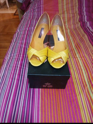 Women's satin fabric pumps like new, size 38, yellow