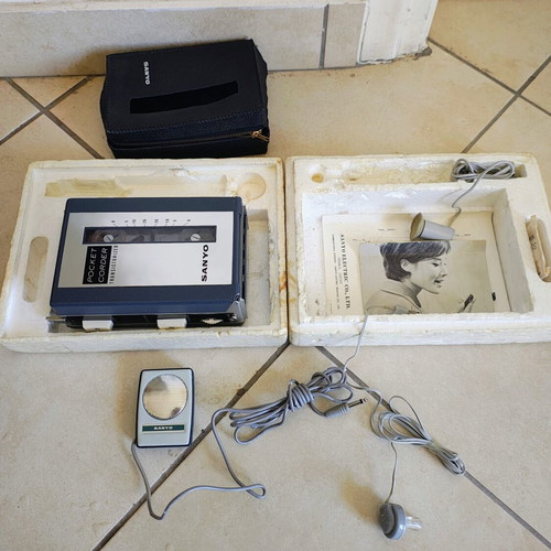Sanyo Corder MC-2 cassette player like new, broken lid