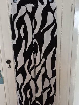 Pants medium size like new, 100% cotton black and white