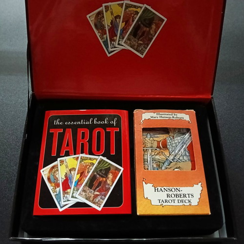 The Essential Tarot card deck by Rosalind Simmons like new book and card set
