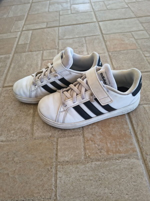 Adidas children's sneakers size 31 like new, white
