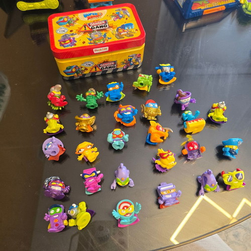Superzings box with 26 figures in like new condition