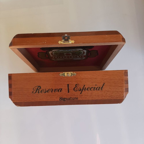 Hemingway Maduro cigar box used, cedar wood