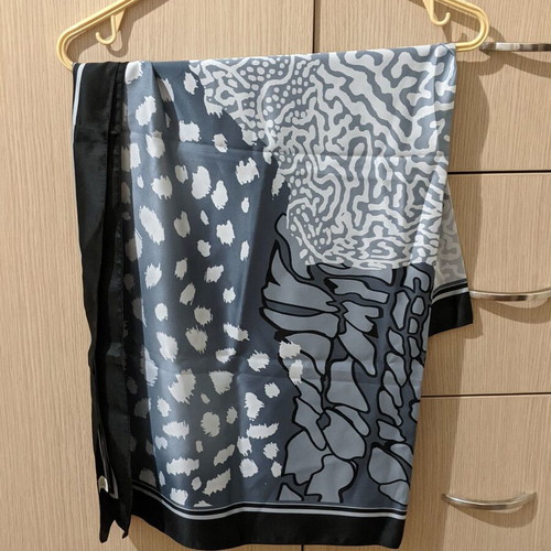 Square satin scarf grey-black