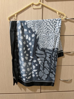 Square satin scarf grey-black