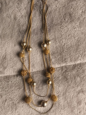 Triple necklace like new, gold tone