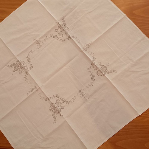 Set of 5 cotton tablecloth and napkins with machine embroidery