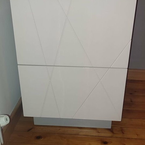 Set of white glossy lacquer drawer chest with mirror and bedside table