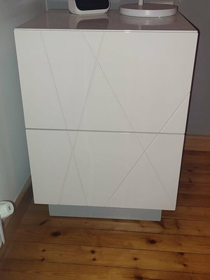 Set of white glossy lacquer drawer chest with mirror and bedside table