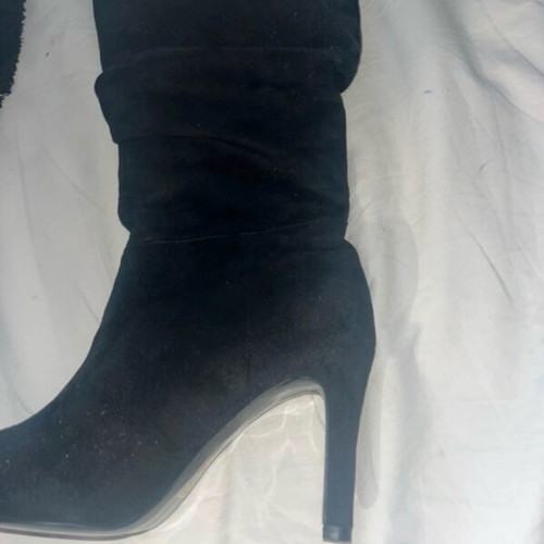 Velvet heeled boot like new, black