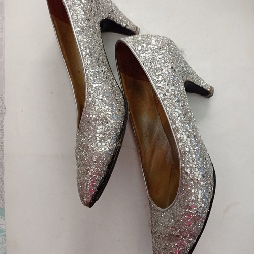 Women's shoes silver glitter stone pumps used, size 39