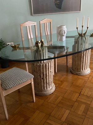Τραπεζαρία με οβάλ κρύσταλλο 2εκ και κολώνες πορόλιθου σαν καινούργια