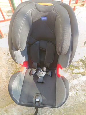 Chicco Akita car seat like new with isofix for 9-36 kg