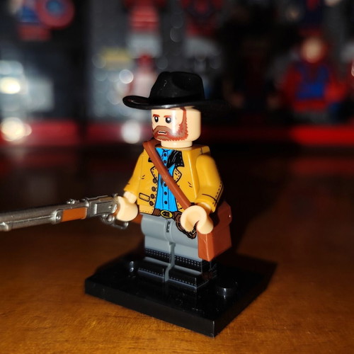 Arthur Morgan minifigure like new with accessories