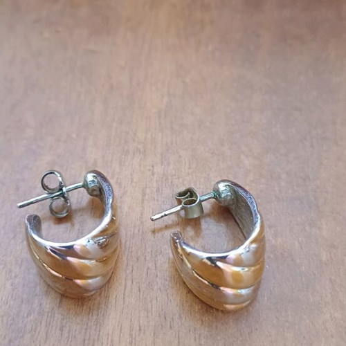 Earrings used gold and silver color