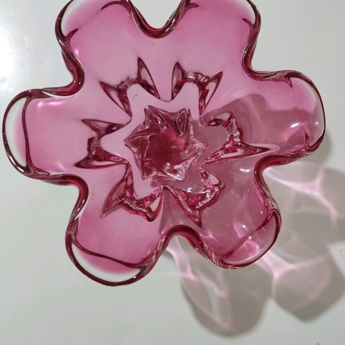 Bohemian art glass bowl like new, mid-century modern pink fuchsia