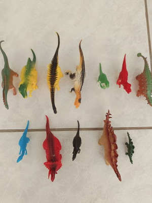 Dinosaur figures set of 12 like new, plastic