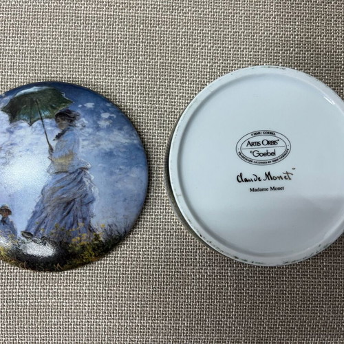 Woman with a Parasol porcelain jewelry box like new, Goebel Artis Orbis